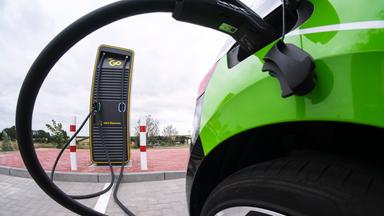 E-Auto beim Aufladen