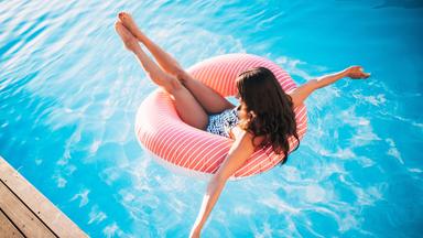 Frau im Swimmingpool