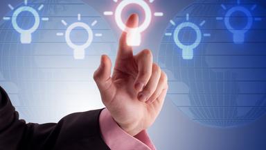 Grafik: Kopf mit Glühbirne