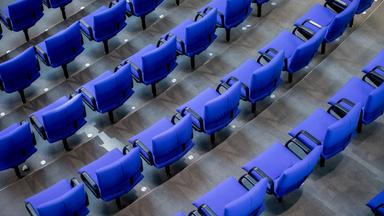 Blaue Sitze als Symbol der Sitzveteilung im deutschen Bundestag