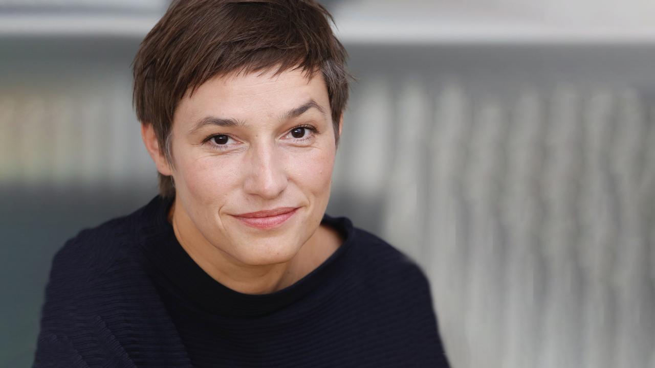 Politikwissenschaftlerin Nicole Deitelhoff blickt mit schmalem Lächeln auf den Lippen in die Kamera