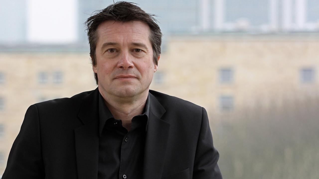Philosoph Rainer Forst blickt mit geradem Ausdruck in die Kamera