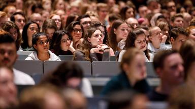 Studenten sitzen in einem Hörsaal