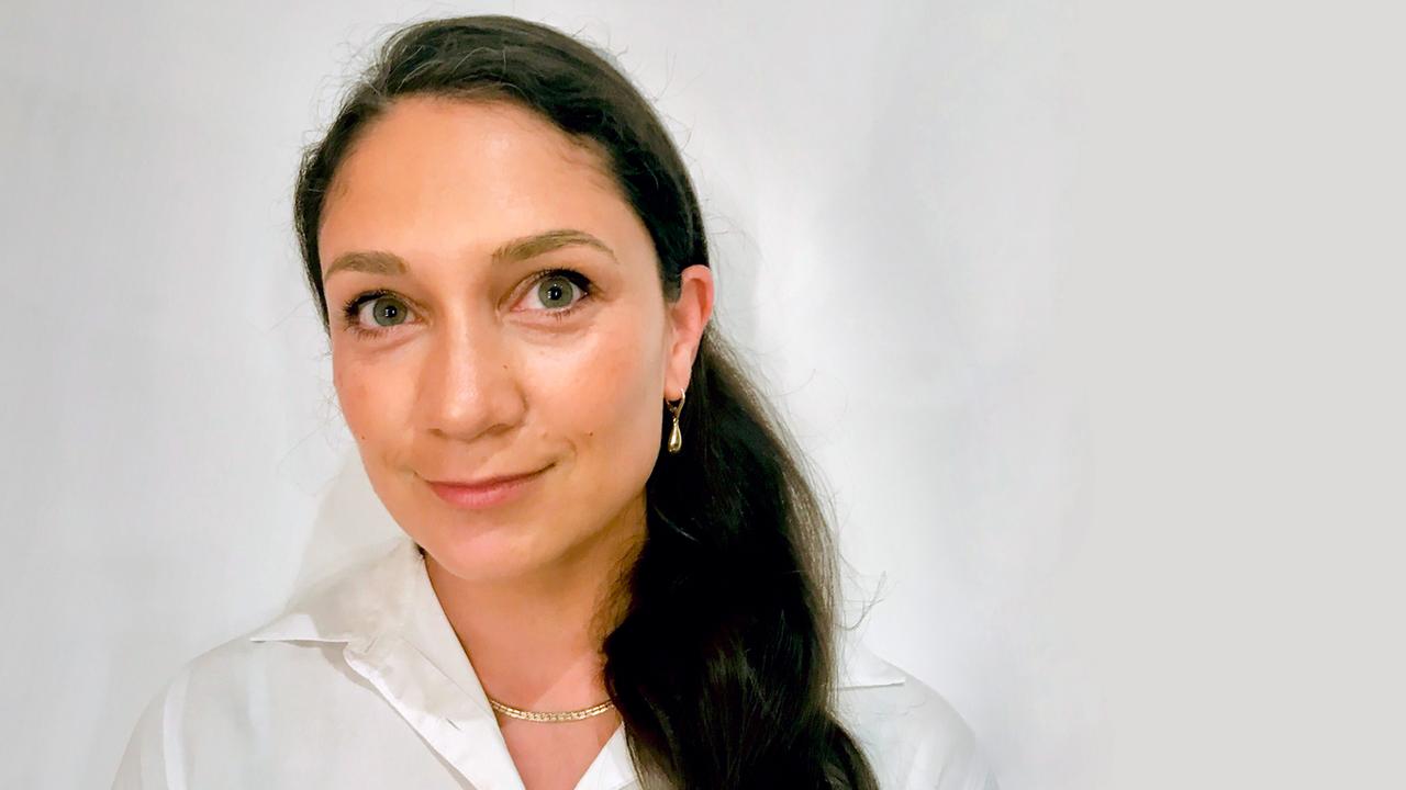 Biochemikerin Danela Bezdan mit braunen langen Haaren 