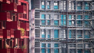 Fassade eines Wohnhochhauses, teilweise noch eingerüstet