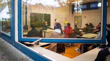 Geöffnetes Schulfenster mit Blick ins Klassenzimmer