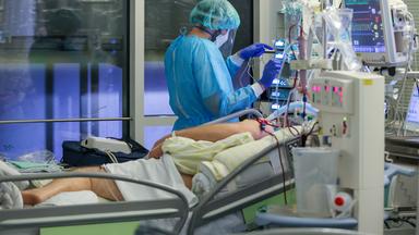 Intensivsation - Patient im Bett wird behandelt