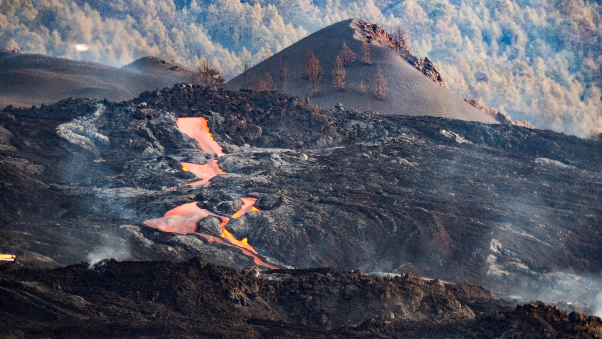 Lava und Rauchwolken in La Palma