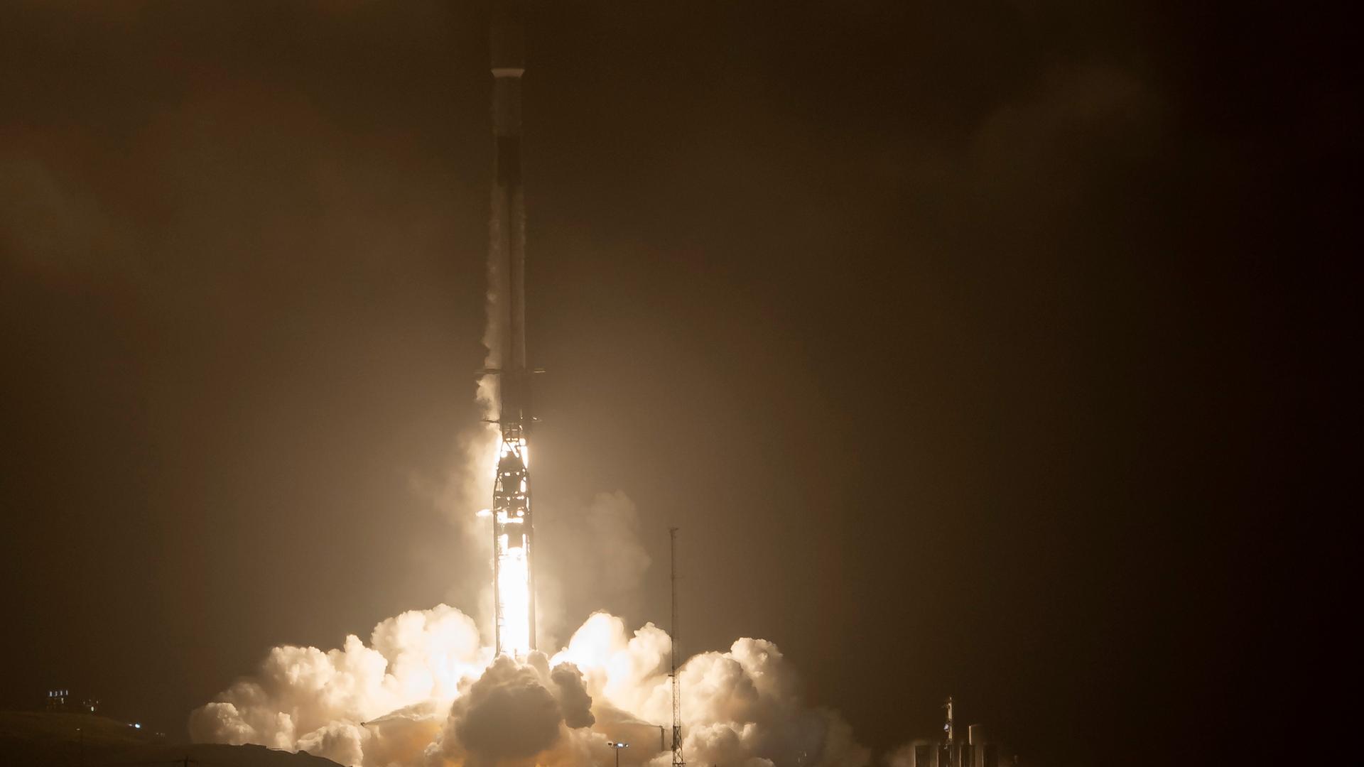 Sonde DART startet in den Weltraum