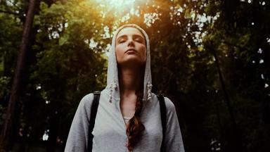 Frau schaut nach oben