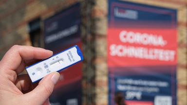 Hand hält einen Corona-Schnelltest