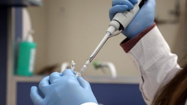 Hände halten Spritze