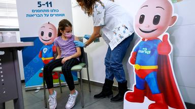 Kind wird geimpft - aufblasbare Figur im Vordergrund