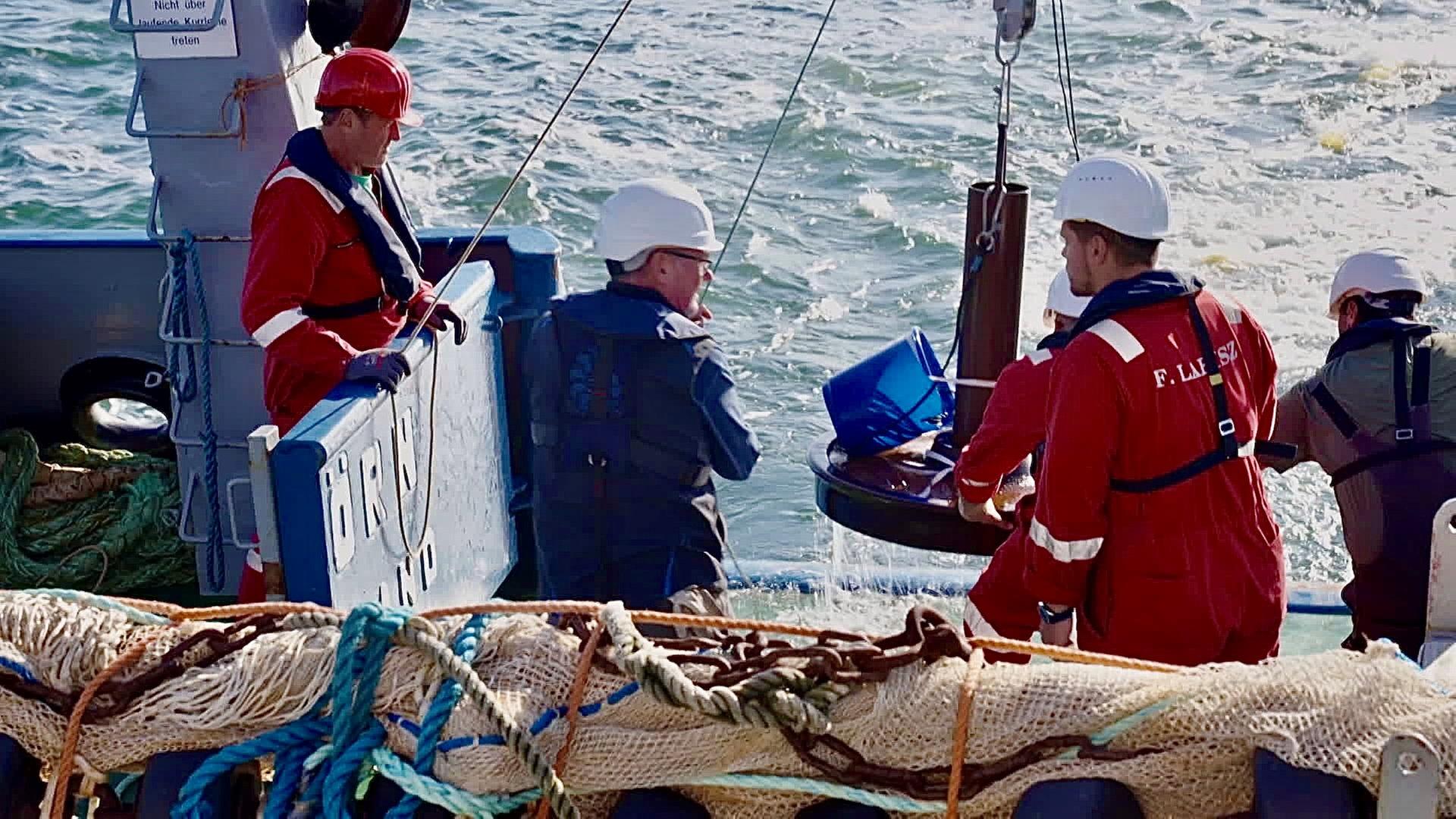 Menschen auf See auf einem Schiff