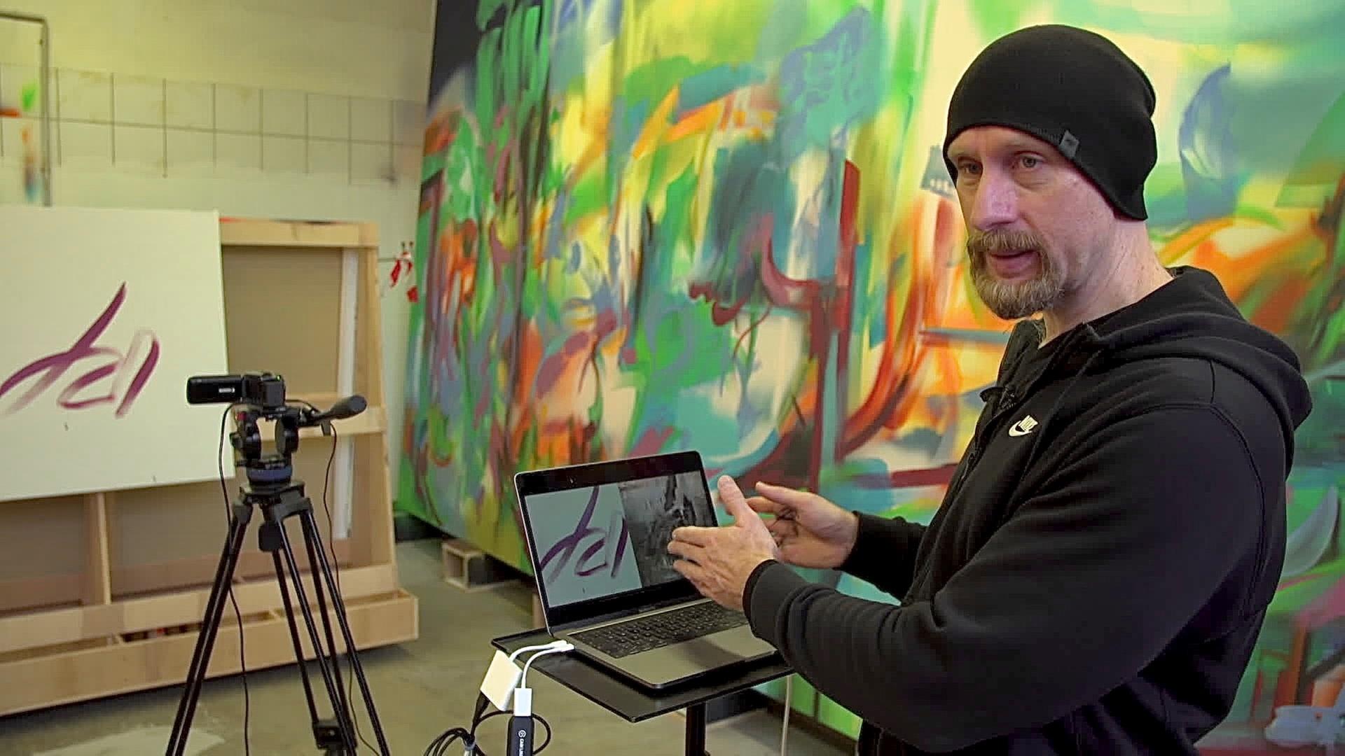 Mann im Atelier vor einen Laptop