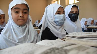 Afghanistan: Mädchen beim Lernen in der Schule