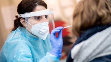 Arzt test Patient auf Virus