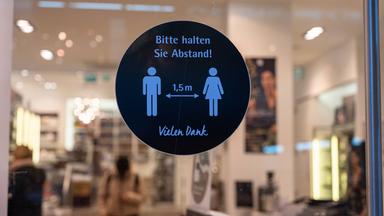 Schild Abstandhalten Coronapandemie