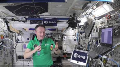 Matthias Maurer in der ISS mit Nussknacker