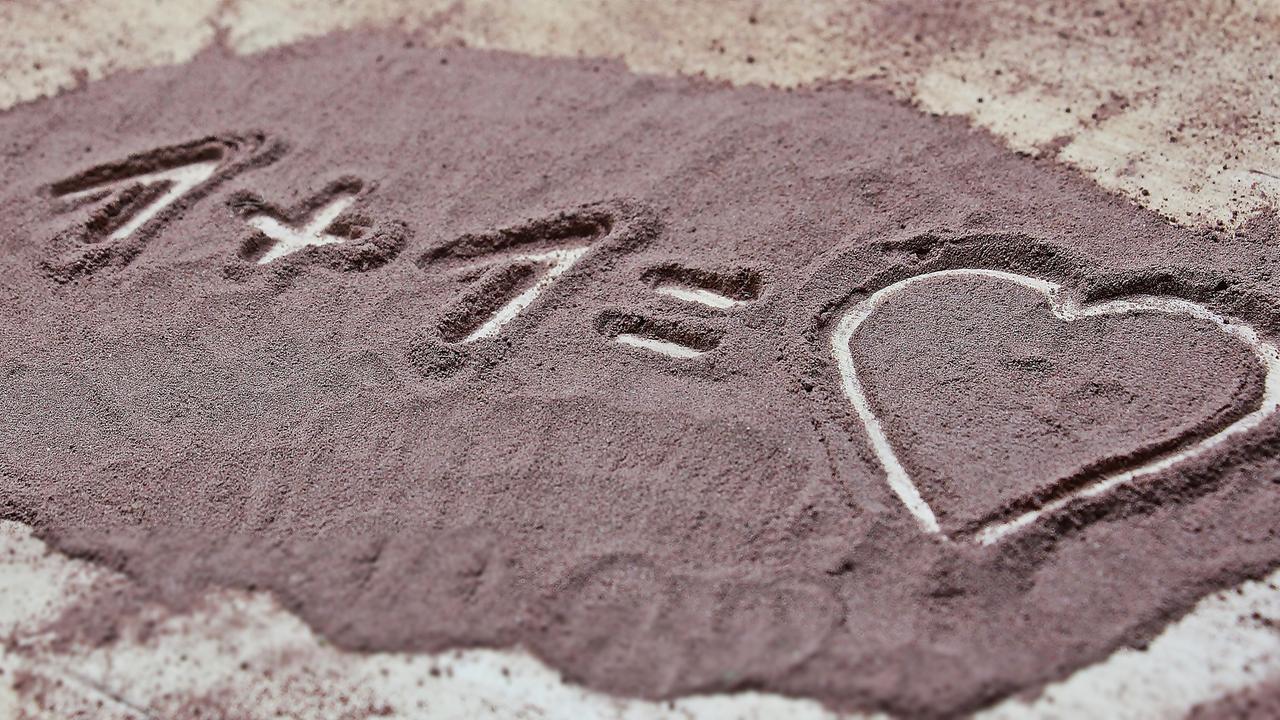 Motiv im Sand: 1+1 gleich Herz (Liebe)