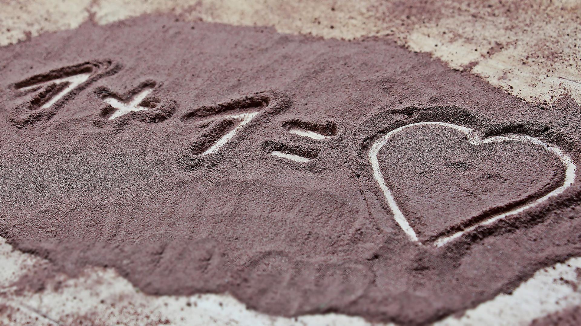 Motiv im Sand: 1+1 gleich Herz (Liebe)