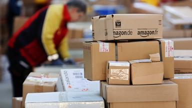 Pakete von Online-Händlern stapeln sich in einem Paketzentrum der DHL.