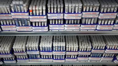 Laborregale mit PCR-Teströhrchen