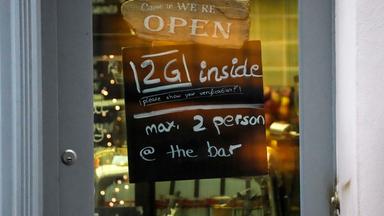 Schild imt Aufschrift zur 2G Regel