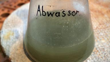 Flasche mit schmutzigem Wasser und der Aufschrift "Abwasser"