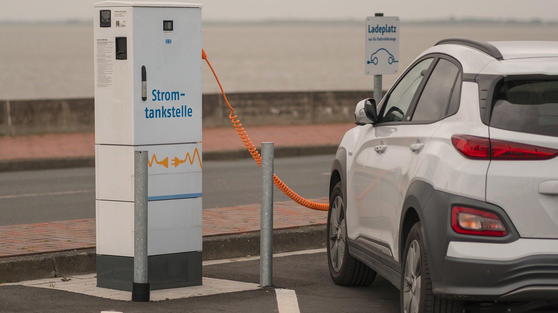 E-Auto an Stromtankstelle