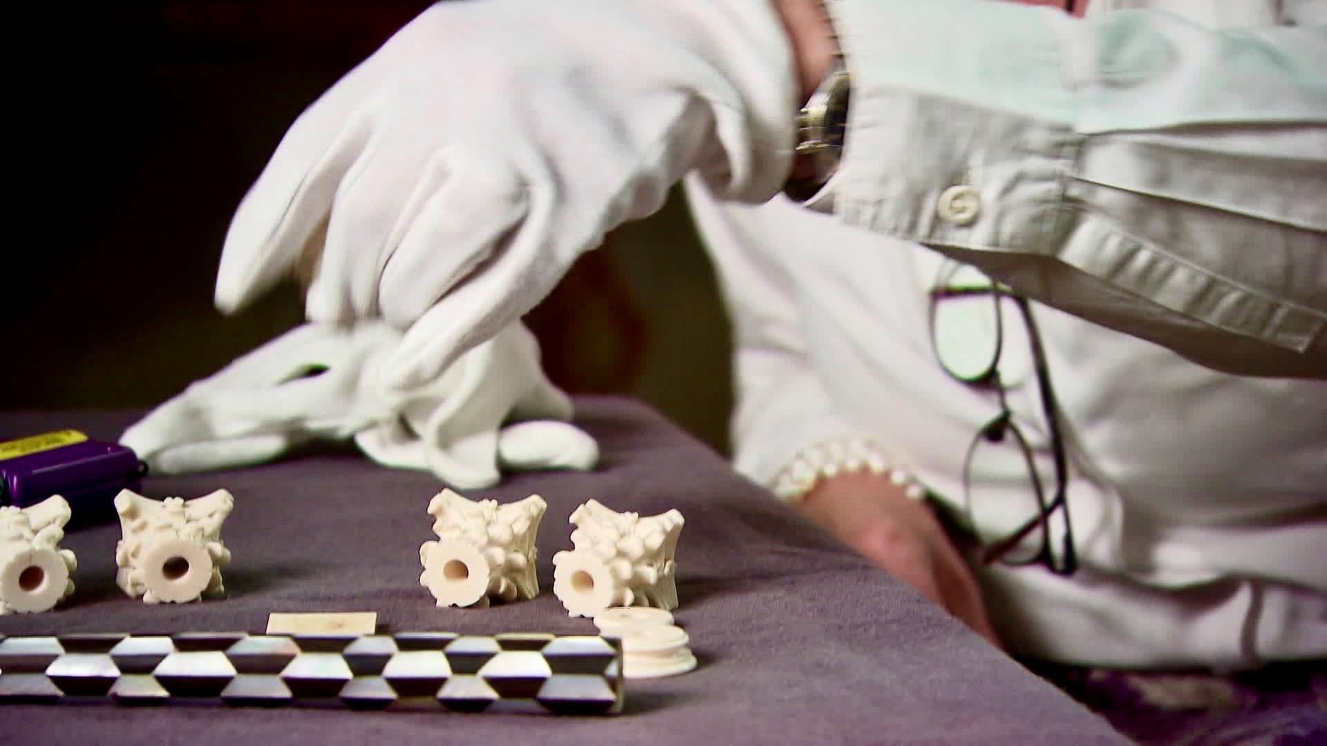 Elfenbeinstücke liegen auf dem Tisch