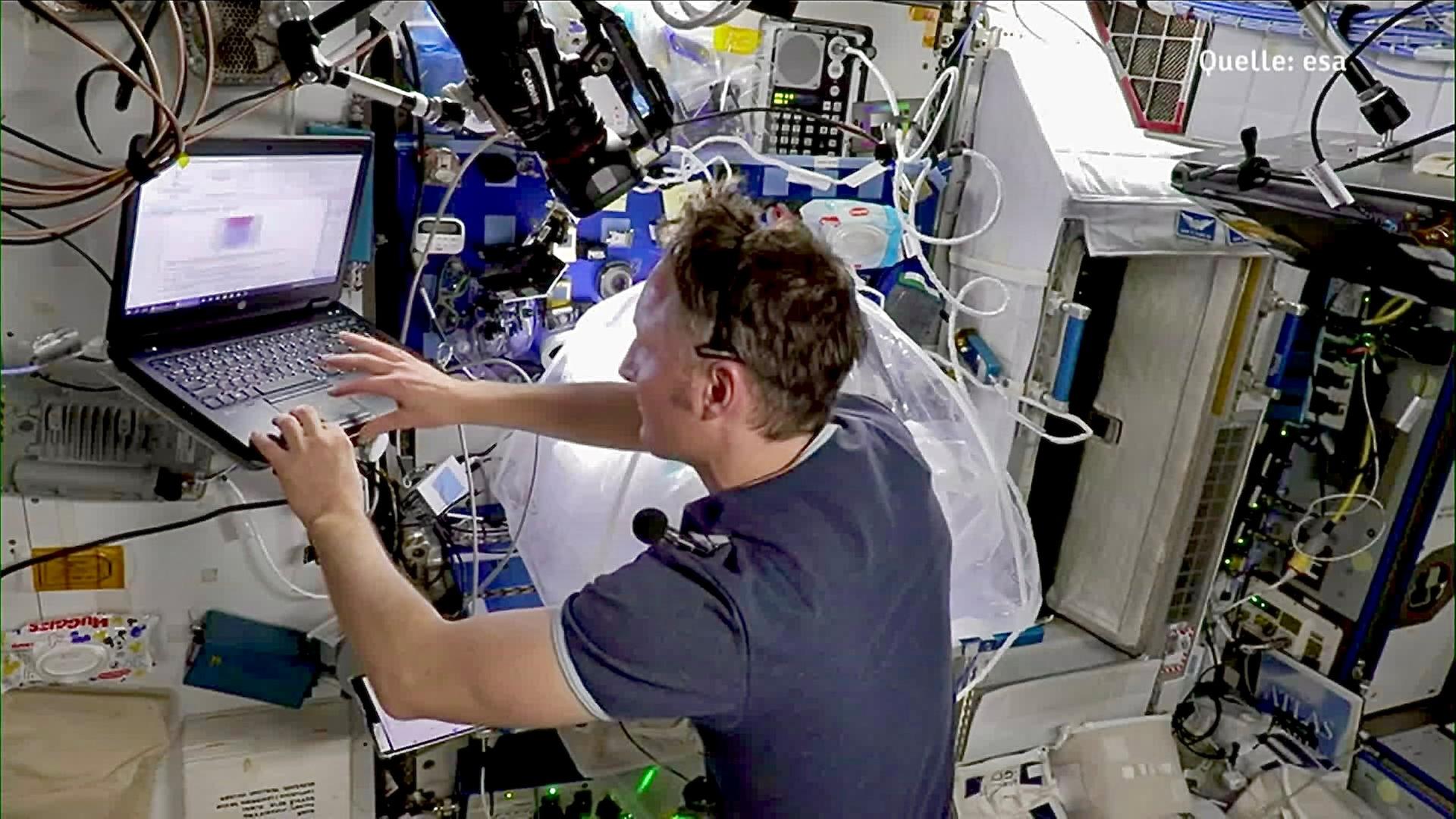 Matthias Maurer experimentiert mit Beton auf der ISS