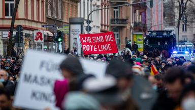 Menschen demonstrieren auf der Straße