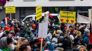 Menschen demonstrieren auf der Straße