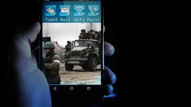 Bild eines Militärfahrzeugs in der Ukraine auf einem Handy