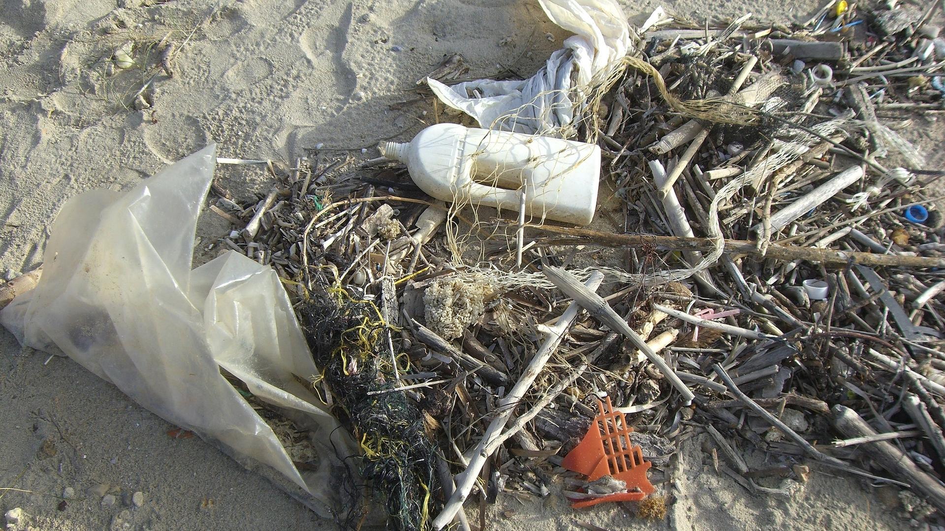 Plastikmüll im Sand  am Strand
