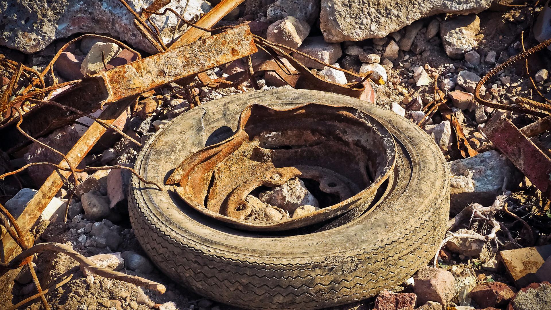 Reifen auf einer Müllhalde
