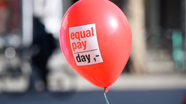 Luftballon mit Aufschrift "equal pay day"