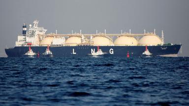 Tanker mit Aufschrift LNG