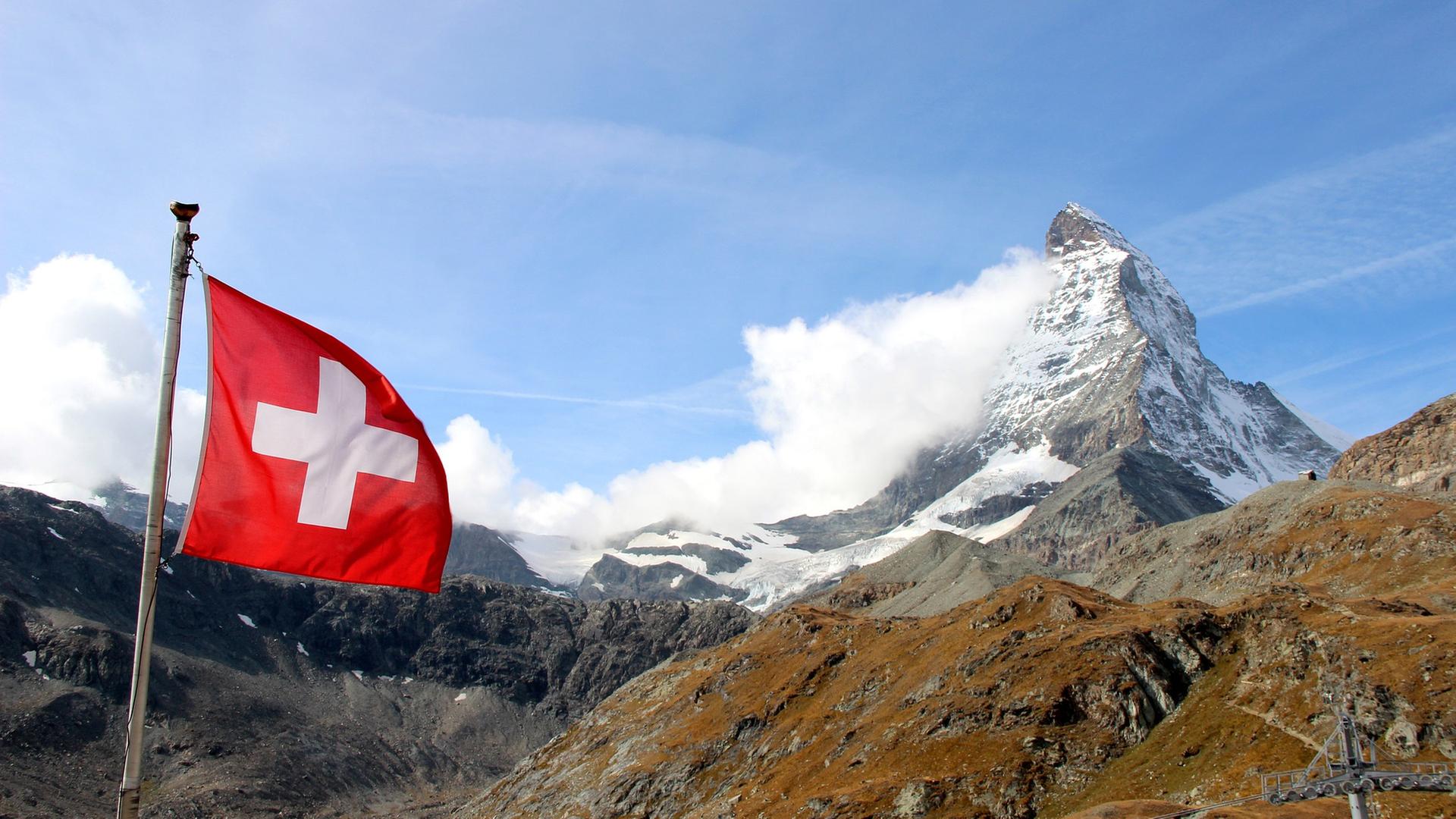 Schweizer Flagge vor Bergkulisse