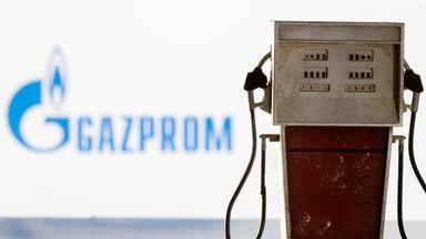 Schiftzug Gazprom in Hintergrund, davor eine Zapfsäufe