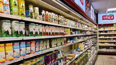 Makro: Halal-Das große Geschäft mit muslimischen Kunden. Große Supermarkt-Regale mit zahlreichen halal-Produkten