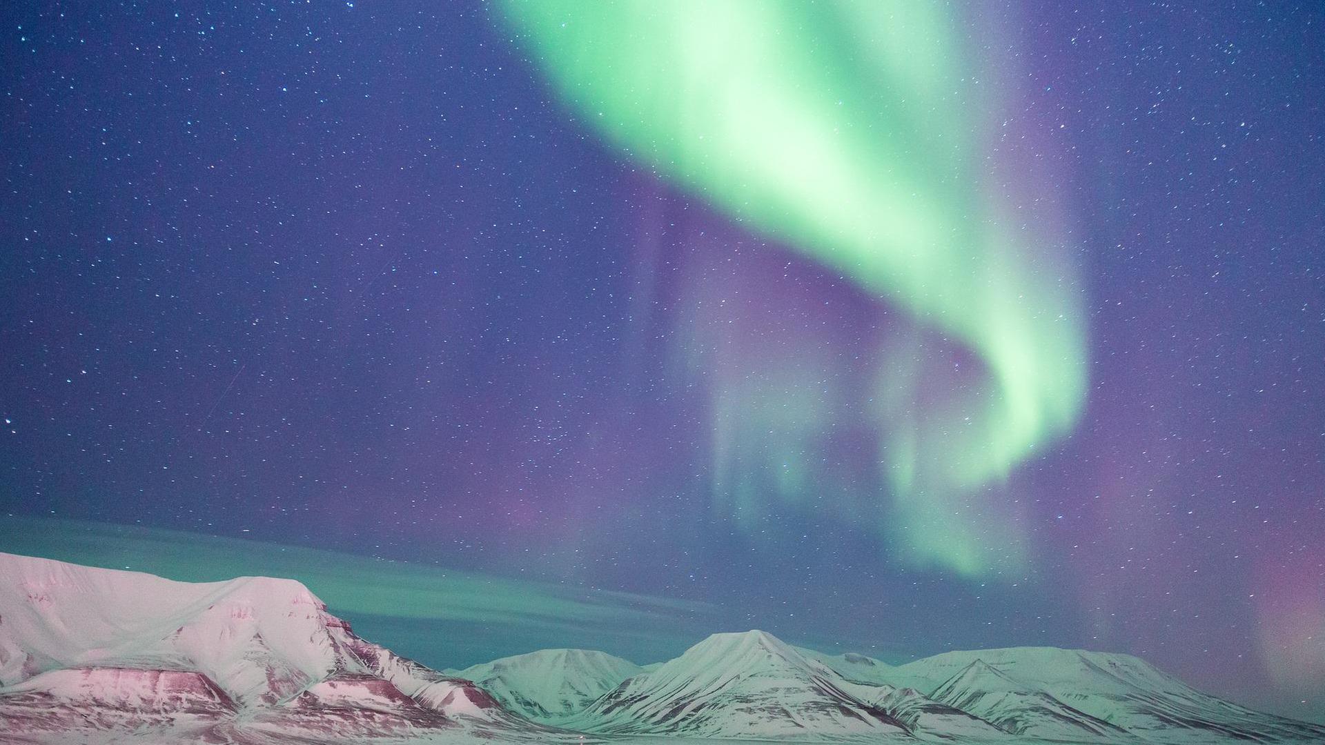 Polarlichter am Himmel über einer Eislandschaft