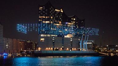 Drohnen beleuchten die Hamburger Elbphilharmonie