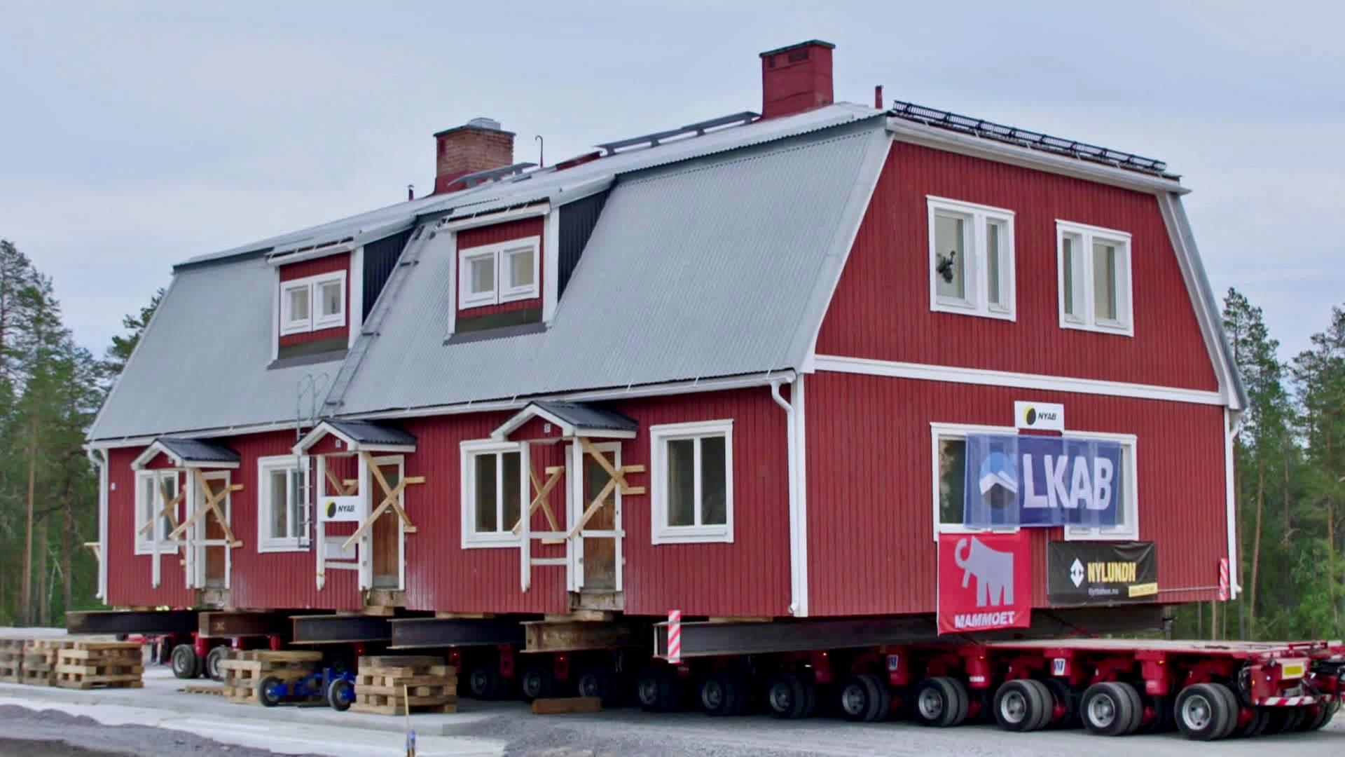 Haus wird auf einen LKW verladen