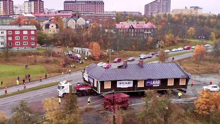 Stadtansicht von Kiruns / Ein LKW befördert ein Haus