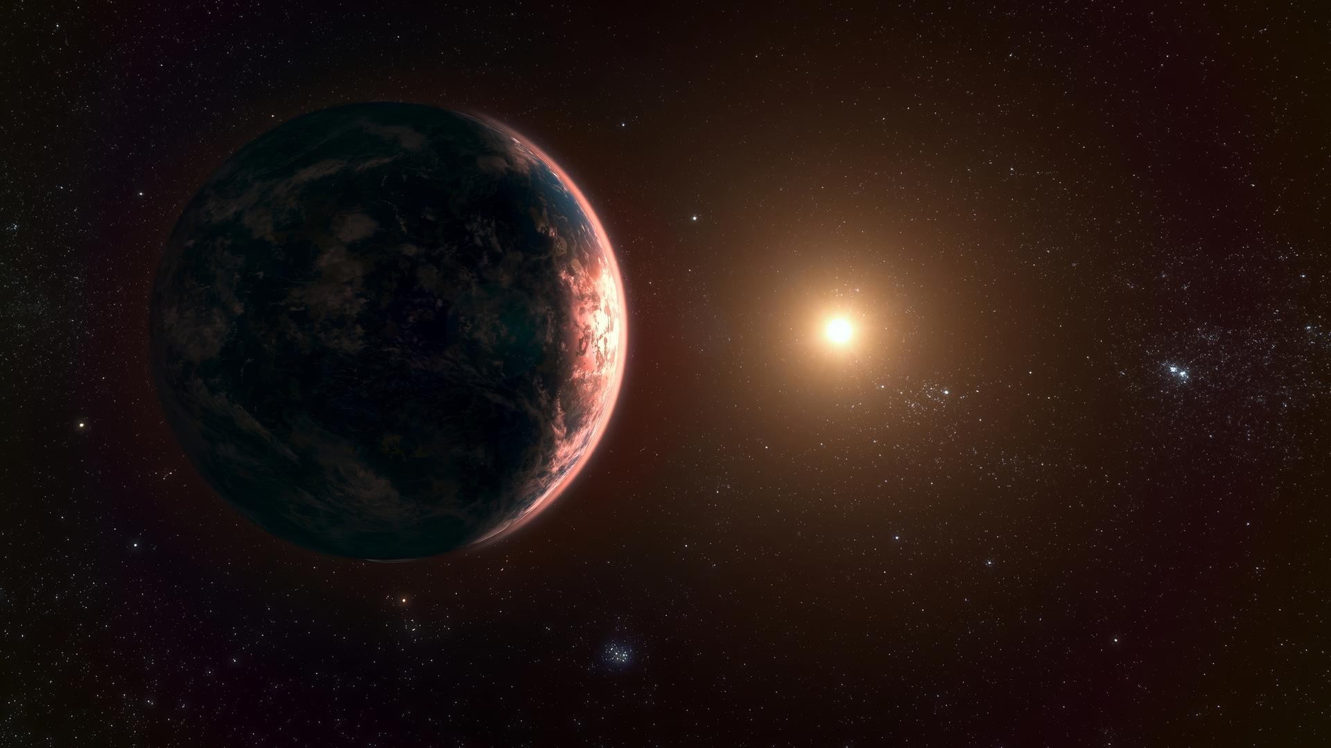 Eine Computeranimation zeigt einen fremden Planet in einem fremden Planetensystem. Seine Atmosphäre schimmert rötlich.