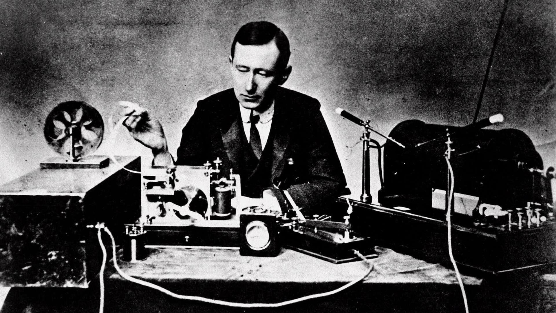 Amateurfunk-Pionier Guglielmo Marconi am Schreibtisch, 1901