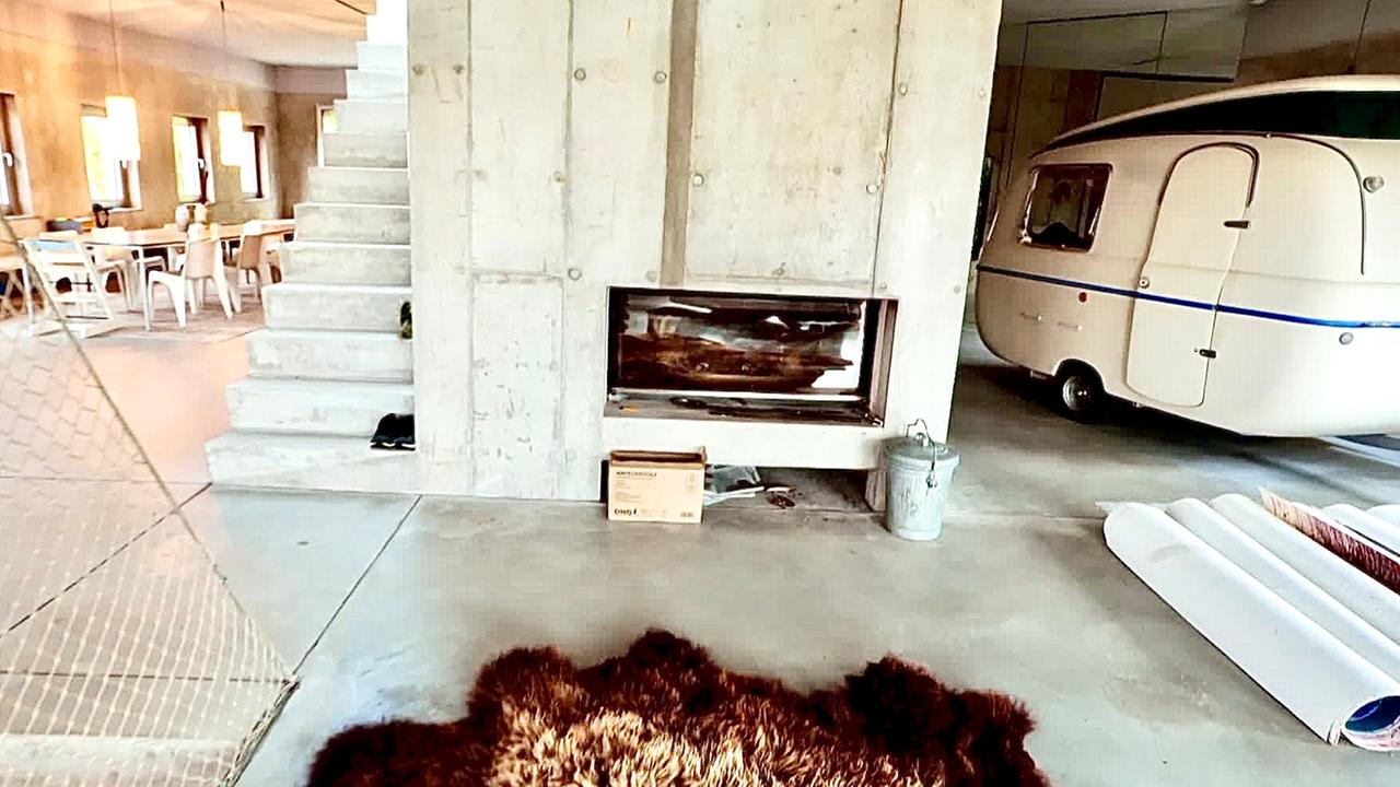Heller Innenraum mit Wohnwagen