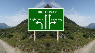 Wegweiser , die alle in eine Richung zeigen